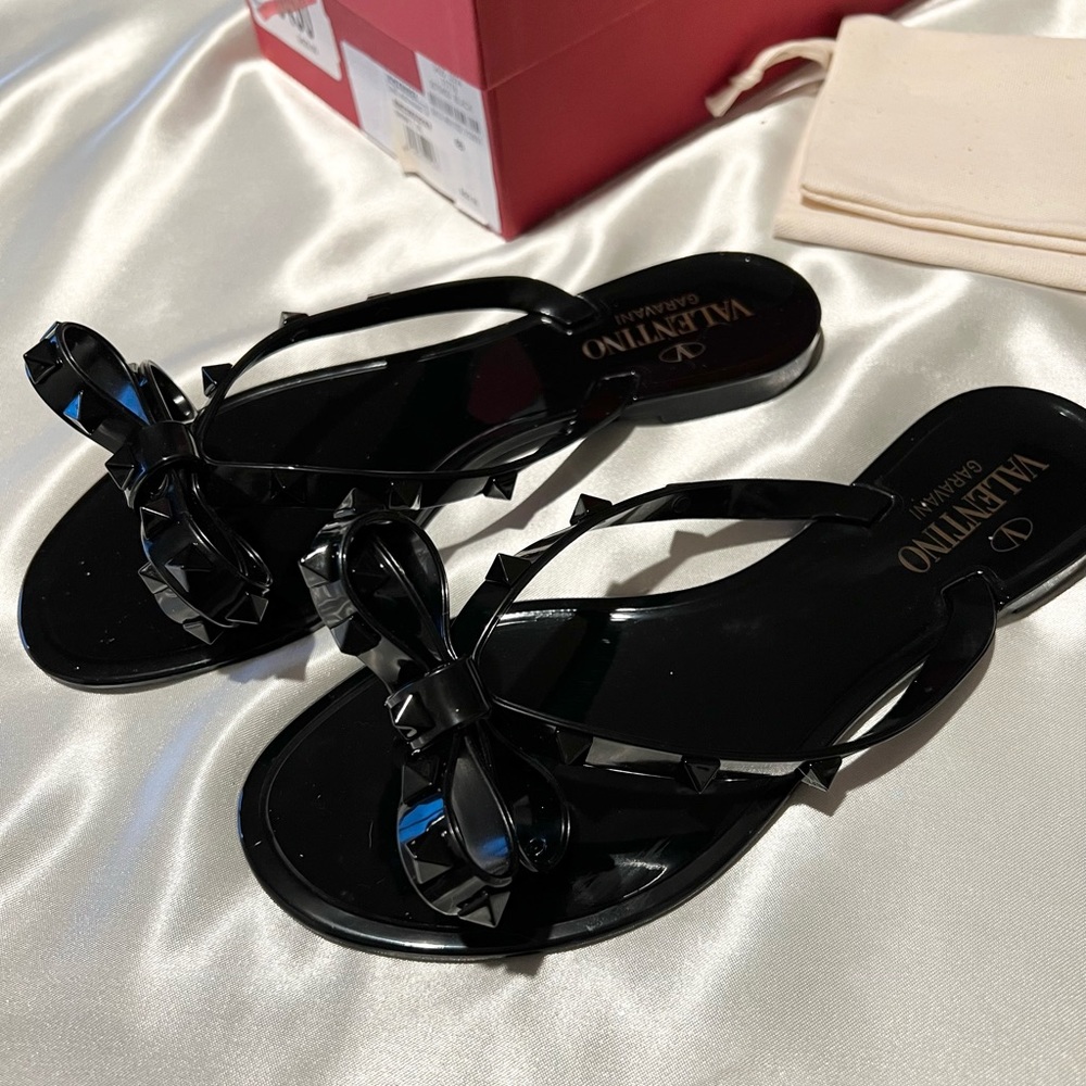 ❌ SOLD ❌ Valentino Garavani Rubber Rockstud Thong Size 36
